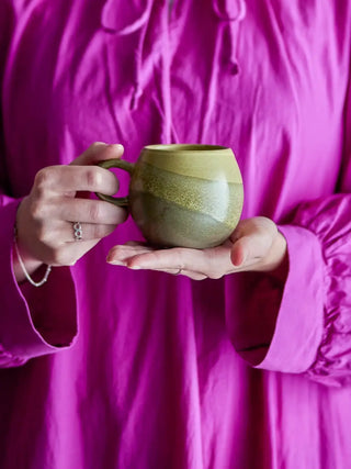 Mok aardewerk groen Paula - 275ml van Bloomingville, toegepast in een stijlvolle woonkamer