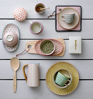 Mok aardewerk multi Carla - set van 4 van Bloomingville, in een gestileerde productopstelling