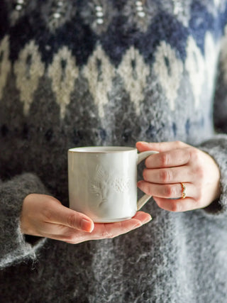 Mok aardewerk nature Winter van Bloomingville, toegepast in een sfeervolle interieursetting