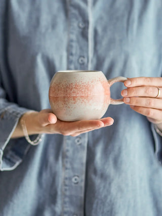 Mok aardewerk oranje Paula - 410ml van Bloomingville, toegepast in een sfeervolle interieursetting
