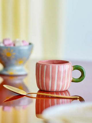 Mok aardewerk roze Nini 110ml van Bloomingville, in een gestileerde detailopstelling