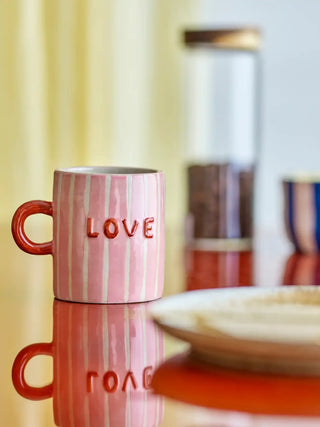 Mok MOM roze Cherish - 325ml van Bloomingville, in een gestileerde detailopstelling