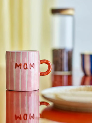 Mok MOM roze Cherish - 325ml van Bloomingville, toegepast in een sfeervolle interieursetting