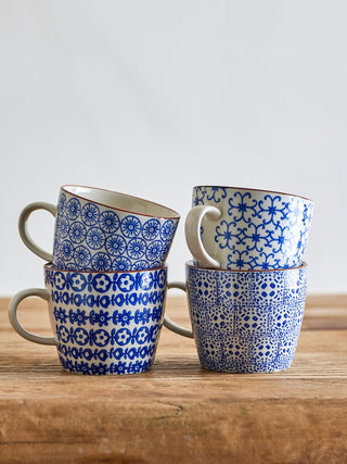Mokkenset blauw aardewerk Karine - 4 stuks van Bloomingville, toegepast in een sfeervolle interieursetting