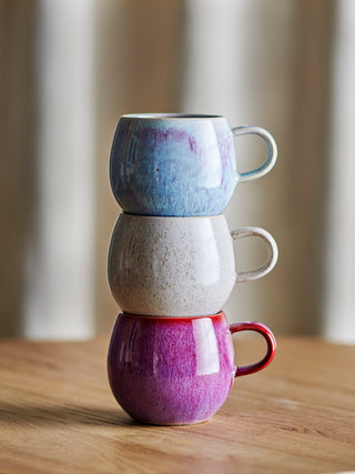 Mokkenset roze aardewerk Addison van Bloomingville, toegepast in een sfeervolle interieursetting
