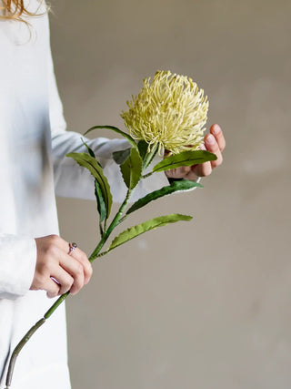Needle kunstbloem geel van Bloomingville, toegepast in een sfeervolle interieursetting
