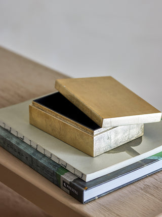 Opbergdoos met deksel goud Nenon van Bloomingville, toegepast in een sfeervolle interieursetting