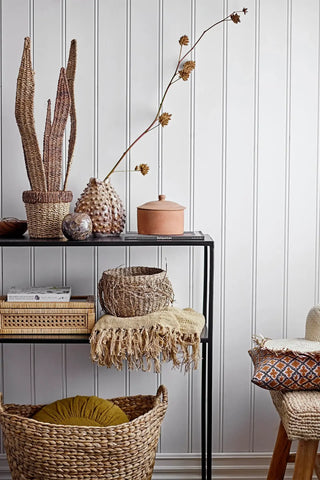 Opbergdoos riet nature Lally - set van 2 van Bloomingville, in een gestileerde productopstelling