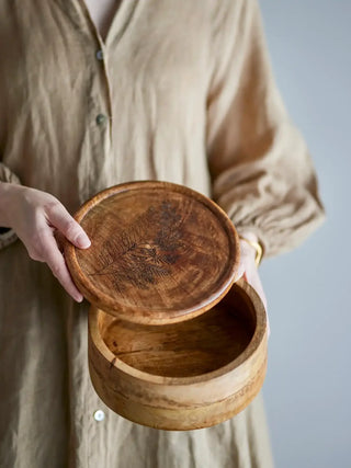 Opbergpot mangohout naturel Moya 19cm van Bloomingville, toegepast in een sfeervolle interieursetting