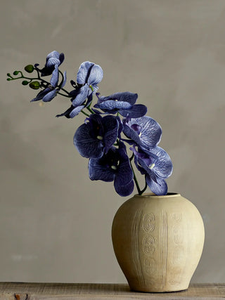 Orchidee kunstbloem paars van Bloomingville, toegepast in een sfeervolle interieursetting