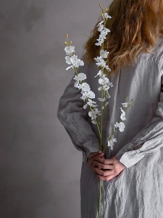 Orchidee kunstbloem wit van Bloomingville, in een gestileerde detailopstelling