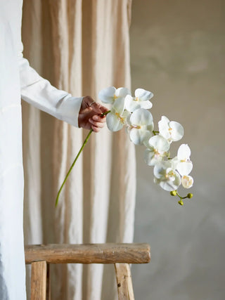 Orchideetak kunstbloem wit van Bloomingville, toegepast in een sfeervolle interieursetting