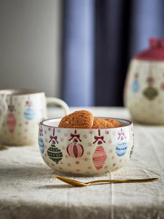 Ornamentia schaal met koekjes op een gedekte tafel