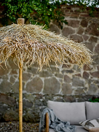 Parasol bamboe nature Noia van Bloomingville, in een gestileerde detailopstelling