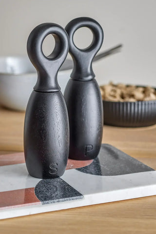 Peper en zout molen rubberwood zwart Martim van Bloomingville, toegepast in een sfeervolle interieursetting