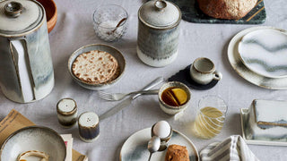 Peper en zoutstel aardewerk grijs Paula van Bloomingville, in een gestileerde productopstelling