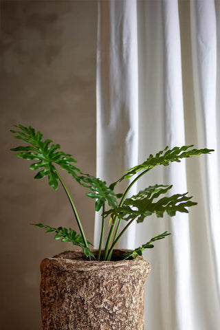Philodendron kunstplant groen 84cm van Bloomingville, toegepast in een sfeervolle interieursetting