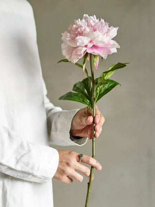 Pioenroos kunst roze van Bloomingville, toegepast in een sfeervolle interieursetting