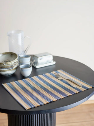 Placemat bamboe blauw Marola - set van 4 van Bloomingville, toegepast in een sfeervolle interieursetting