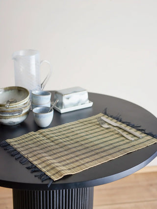 Placemat bamboe zwart Mendo - 4 stuks van Bloomingville, toegepast in een sfeervolle interieursetting
