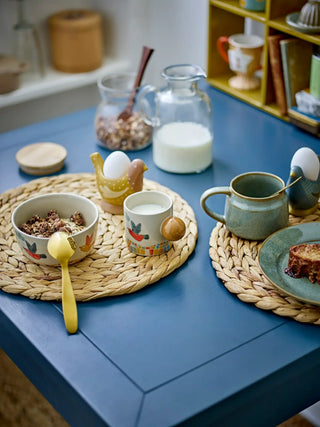 Placemat waterhyacint nature Ydun 35cm van Bloomingville, geplaatst in een ruimtelijke woonomgeving