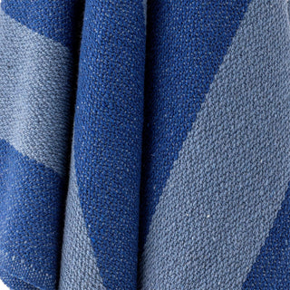 Plaid blauw gerecycled katoen Frello 130x160cm van Bloomingville, in een gestileerde detailopstelling