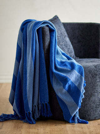Plaid blauw gerecycled katoen Frello 130x160cm van Bloomingville, toegepast in een sfeervolle interieursetting