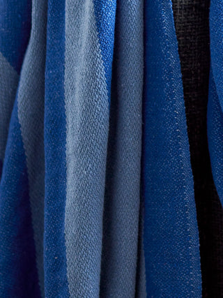 Plaid blauw gerecycled katoen Frello 130x160cm van Bloomingville, in een gestileerde productopstelling