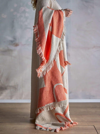 Plaid Caya oranje 160x130cm van Bloomingville, toegepast in een sfeervolle interieursetting