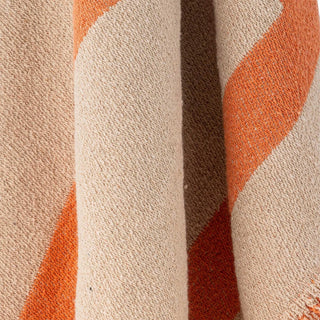 Plaid Caya oranje 160x130cm van Bloomingville, toegepast in een stijlvolle woonkamer