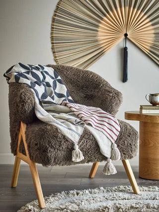 Plaid gerecycled katoen beige Forma 130x160cm van Bloomingville, toegepast in een stijlvolle woonkamer