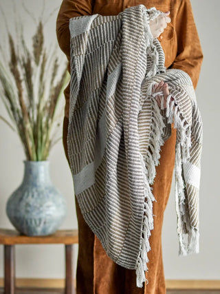 Plaid gerecycled katoen beige Isnel 130x160cm van Bloomingville, toegepast in een sfeervolle interieursetting