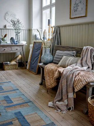 Plaid gerecycled katoen beige Isnel 130x160cm van Bloomingville, toegepast in een stijlvolle woonkamer