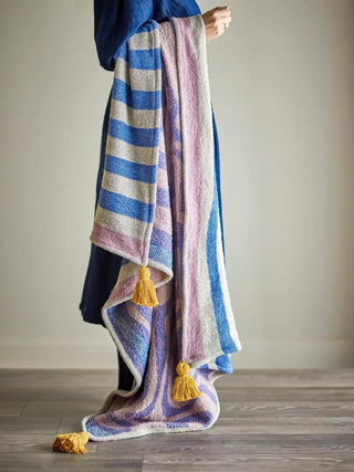 Plaid gerecycled katoen blauw Arlie 130x160cm van Bloomingville, toegepast in een sfeervolle interieursetting