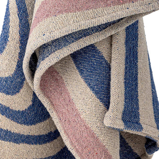 Plaid gerecycled katoen blauw Arlie 130x160cm van Bloomingville, toegepast in een stijlvolle woonkamer