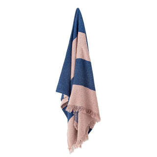Plaid gerecycled katoen blauw Cadeo 130x160cm van Bloomingville, aan de achterzijde met afwerking zichtbaar