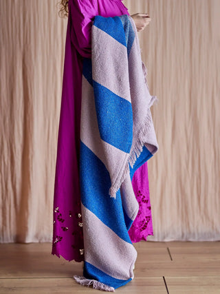 Plaid gerecycled katoen blauw Cadeo 130x160cm van Bloomingville, toegepast in een sfeervolle interieursetting