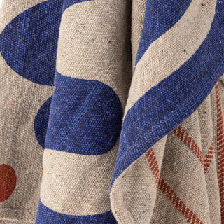 Plaid gerecycled katoen blauw Eviaya 130x160cm van Bloomingville, toegepast in een stijlvolle woonkamer