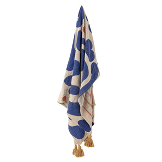 Plaid gerecycled katoen blauw Eviaya 130x160cm van Bloomingville, uitgevouwen met patroon en formaat duidelijk zichtbaar