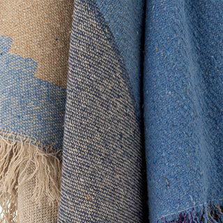 Plaid gerecycled katoen blauw Maji 130x160cm van Bloomingville, toegepast in een stijlvolle woonkamer