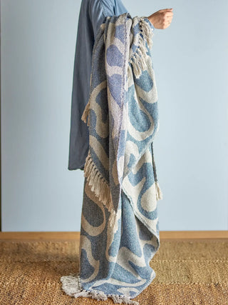 Plaid gerecycled katoen blauw Salobre 130x160cm van Bloomingville, toegepast in een sfeervolle interieursetting