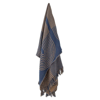 Plaid gerecycled katoen blauw Tiffanie 130x160cm van Bloomingville, schuin bekeken met vorm en afwerking zichtbaar