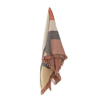 Plaid gerecycled katoen bruin Arni 130x160cm van Bloomingville, schuin bekeken met vorm en afwerking zichtbaar
