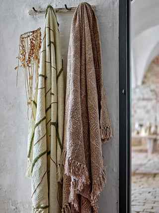 Plaid gerecycled katoen bruin Bresso 130x160cm van Bloomingville, toegepast in een stijlvolle woonkamer