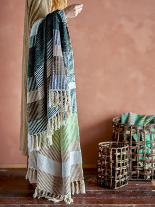 Plaid gerecycled katoen bruin Isnel 130x160cm van Bloomingville, toegepast in een sfeervolle interieursetting