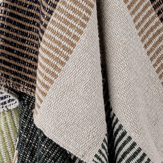 Plaid gerecycled katoen bruin Isnel 130x160cm van Bloomingville, toegepast in een stijlvolle woonkamer