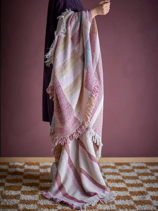 Plaid gerecycled katoen bruin Lane 130x160cm van Bloomingville, toegepast in een sfeervolle interieursetting