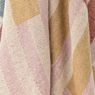 Plaid gerecycled katoen bruin Lane 130x160cm van Bloomingville, toegepast in een stijlvolle woonkamer