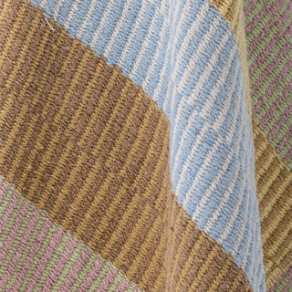 Plaid gerecycled katoen geel Isnel 130x160cm van Bloomingville, toegepast in een stijlvolle woonkamer