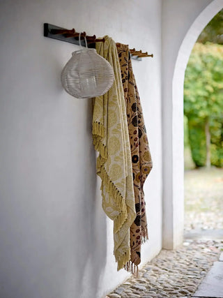 Plaid gerecycled katoen geel Pratello 130x160cm van Bloomingville, in een gestileerde productopstelling